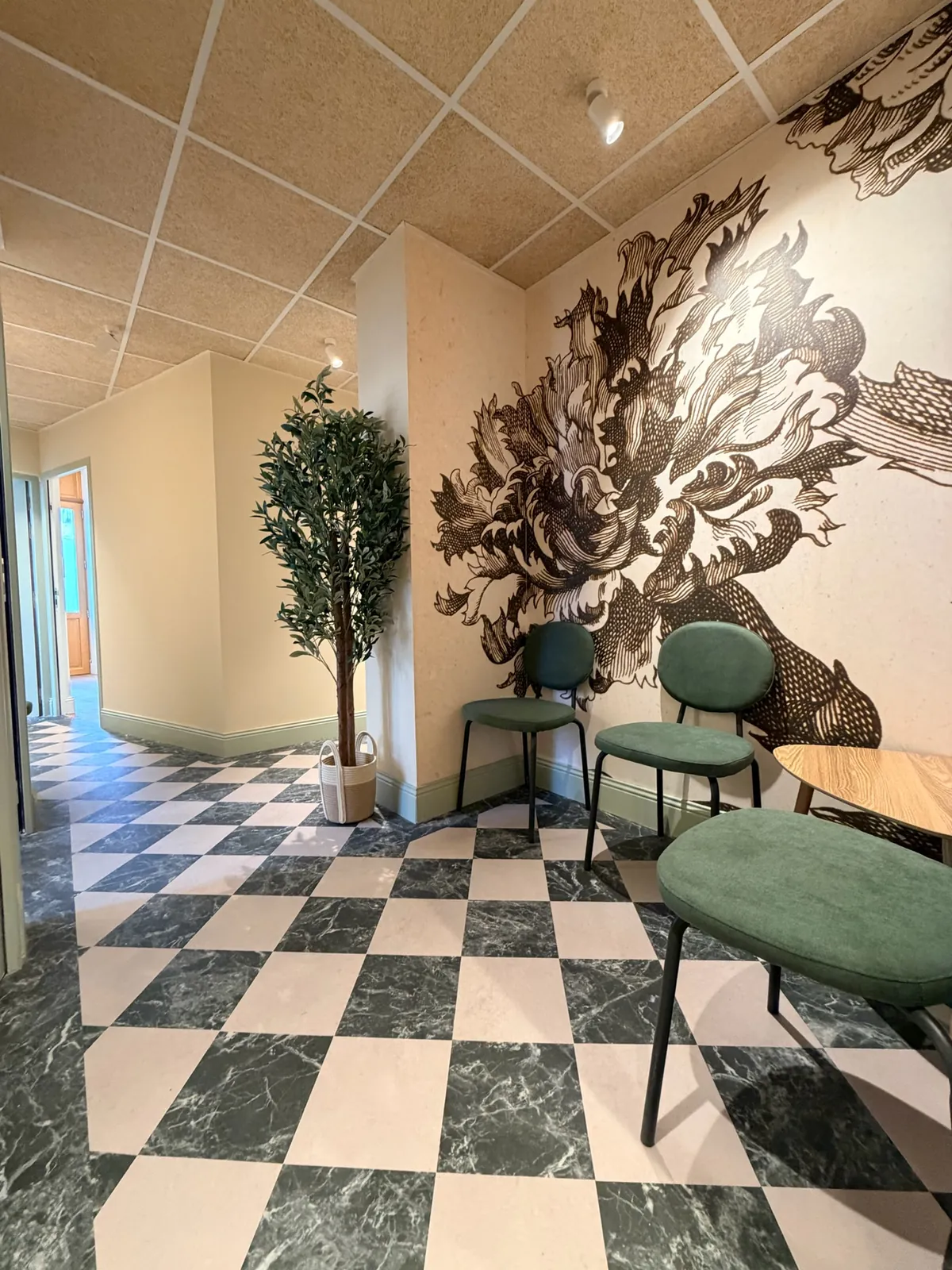 Salle d'attente du cabinet I‑CA.RE Chartrons à Bordeaux